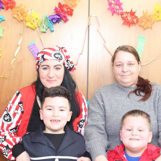 Bild enthält, Photography, Head, Person, Portrait, People, Adult, Female, Woman, Hat, Flower Arrangement