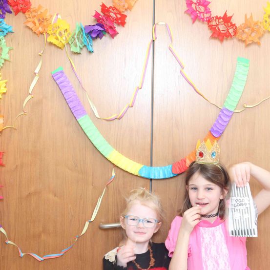 Bild enthält, Flower, Flower Arrangement, Person, Photography, Portrait, Child, Female, Girl, People, Accessories