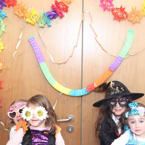 Bild enthält, Hat, Child, Female, Girl, Person, Accessories, Adult, Woman, Face, Portrait