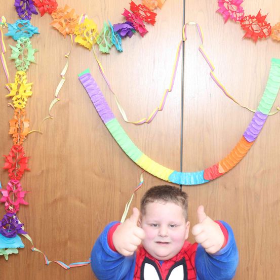 Bild enthält, Face, Person, Photography, Portrait, Interior Design, Accessories, Necklace, Flower, Flower Arrangement, Paper