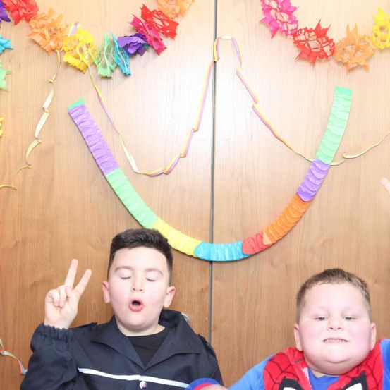 Bild enthält, Head, Person, Photography, Portrait, People, Flower, Flower Arrangement, Accessories, Necklace, Finger