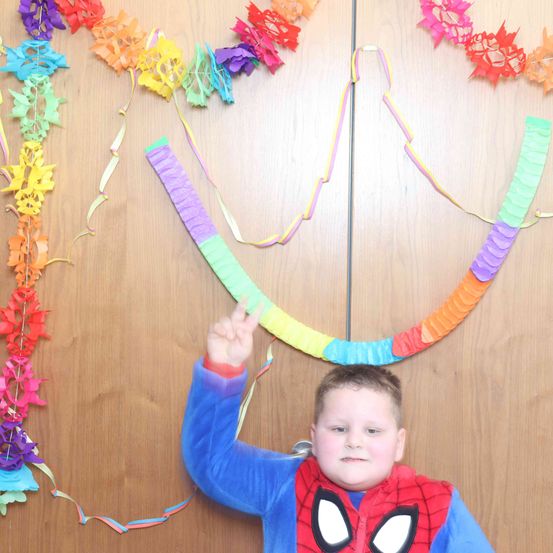 Bild enthält, Face, Person, Photography, Portrait, Necklace, Interior Design, Paper, Flower, Flower Arrangement, Art