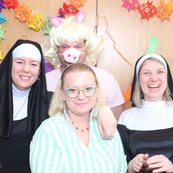 Bild enthält, People, Person, Adult, Female, Woman, Face, Head, Photography, Portrait, Glasses