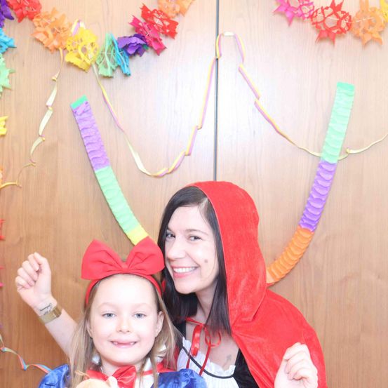 Bild enthält, People, Person, Face, Photography, Portrait, Hat, Costume, Flower, Flower Arrangement, Balloon