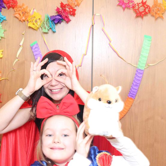 Bild enthält, Face, Head, Photography, Portrait, People, Hat, Costume, Interior Design, Accessories, Glasses