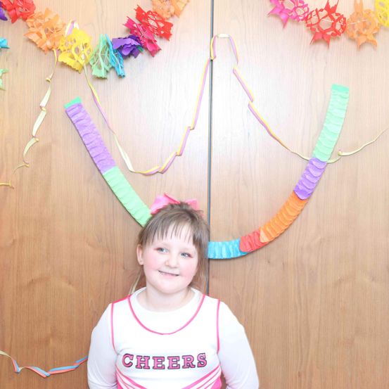 Bild enthält, Person, Photography, Portrait, Accessories, Necklace, Flower Arrangement, T-Shirt, Child, Female, Girl