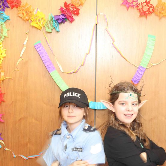 Bild enthält, Hat, Cap, Person, Photography, Portrait, Child, Female, Girl, Flower Arrangement, People