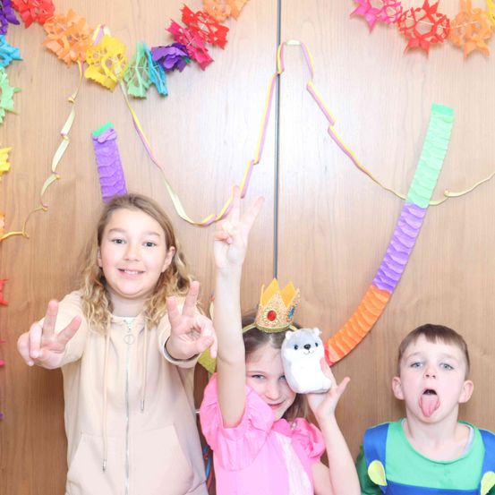 Bild enthält, People, Person, Hat, Face, Photography, Portrait, Child, Female, Girl, Baby