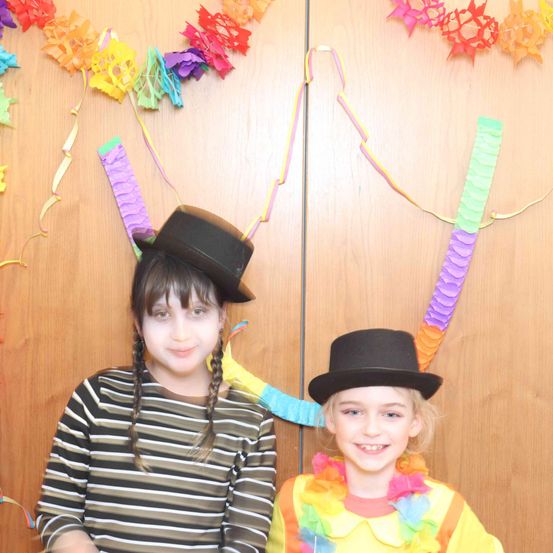 Bild enthält, Hat, Person, Photography, Portrait, Flower Arrangement, Costume, Child, Female, Girl, Accessories