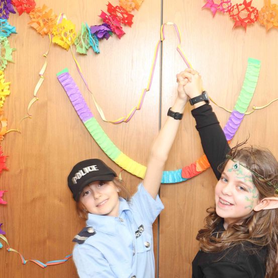 Bild enthält, Hat, Face, Person, Portrait, Child, Female, Girl, Cap, Flower Arrangement, Celebrating