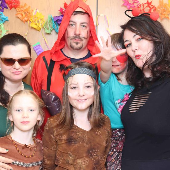 Bild enthält, People, Person, Sunglasses, Adult, Female, Woman, Photography, Portrait, Hat, Child