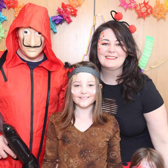 Bild enthält, People, Person, Coat, Jacket, Adult, Female, Woman, Costume, Face, Portrait