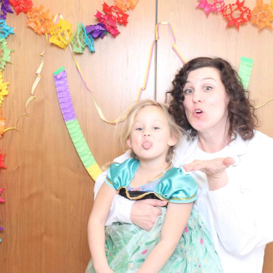 Bild enthält, Person, Photography, Portrait, People, Adult, Female, Woman, Child, Girl, Flower Arrangement