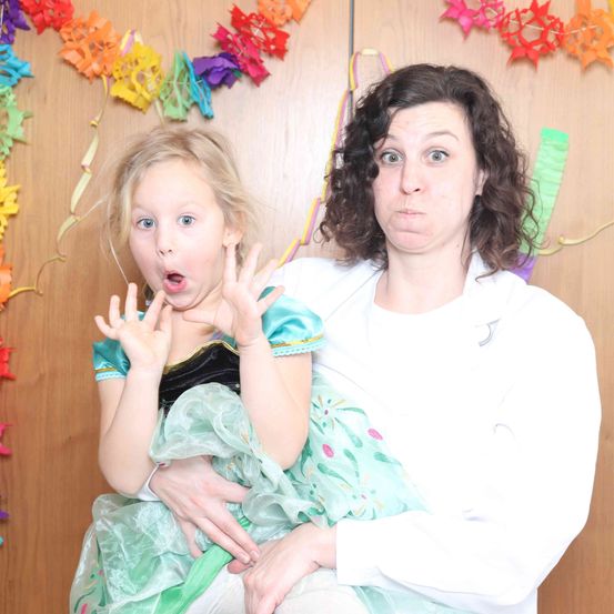 Bild enthält, Adult, Female, Person, Woman, Face, Photography, Portrait, People, Finger, Blouse