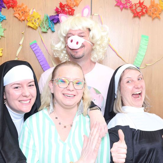 Bild enthält, People, Person, Finger, Adult, Female, Woman, Face, Portrait, Costume, Glasses