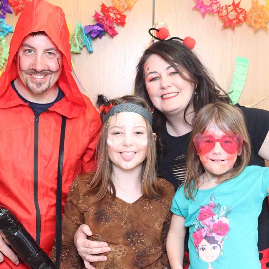 Bild enthält, People, Person, Coat, Photography, Jacket, Portrait, Costume, Child, Female, Girl