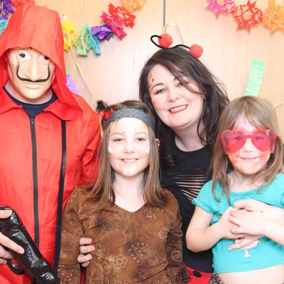 Bild enthält, People, Person, Coat, Costume, Jacket, Photography, Face, Portrait, Sunglasses, Hat