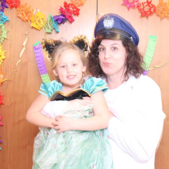 Bild enthält, Person, Photography, Portrait, Helmet, People, Child, Female, Girl, Hat, Woman