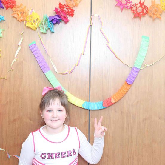 Bild enthält, Flower, Flower Arrangement, Person, Portrait, Child, Female, Girl, Accessories, Necklace, People