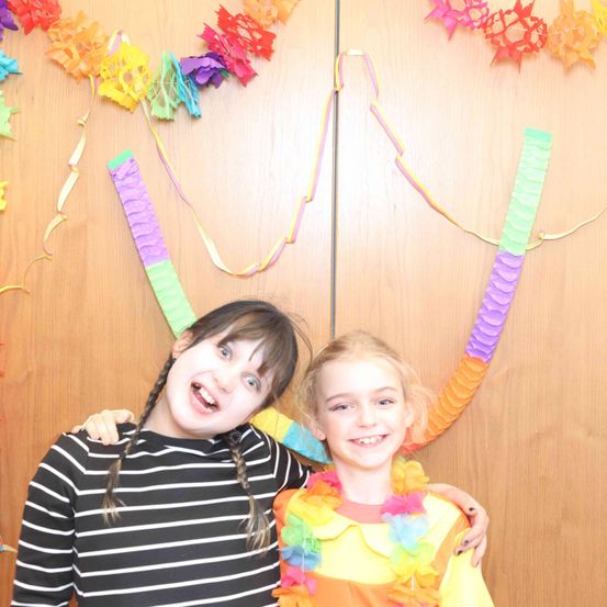 Bild enthält, Flower, Flower Arrangement, Person, Photography, Portrait, People, Accessories, Necklace, Child, Girl