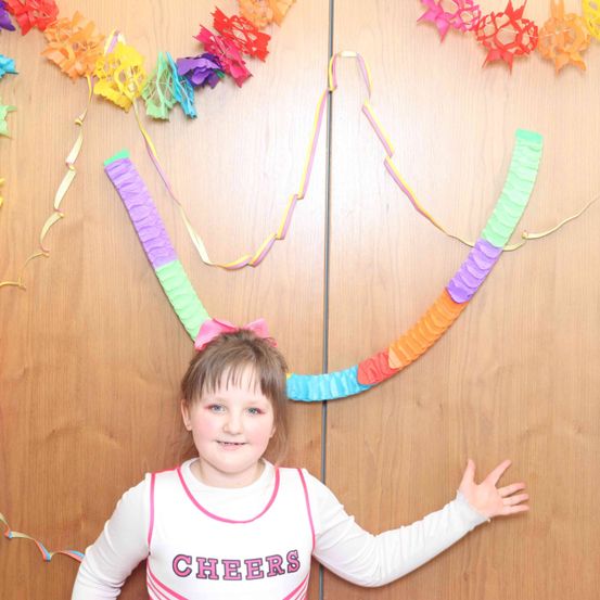 Bild enthält, Flower Arrangement, Person, Photography, Portrait, Accessories, Necklace, T-Shirt, Child, Female, Girl