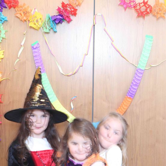 Bild enthält, Hat, Face, Person, Photography, Portrait, Child, Female, Girl, People, Flower Arrangement