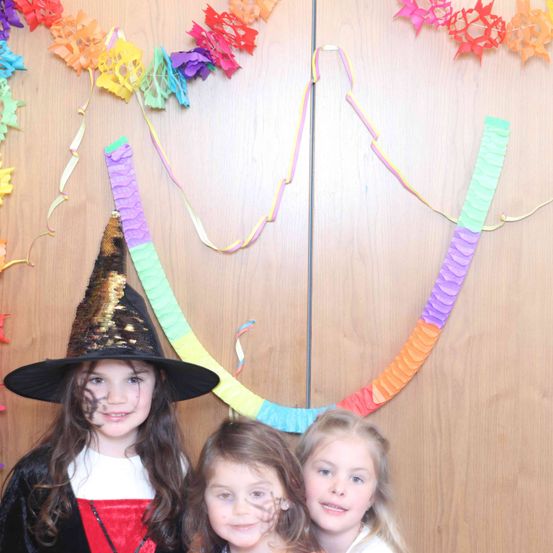 Bild enthält, Hat, Face, Person, Photography, Portrait, People, Child, Female, Girl, Flower Arrangement