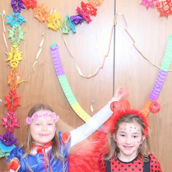 Bild enthält, Person, Photography, Portrait, People, Child, Female, Girl, Flower Arrangement, Costume, Hat
