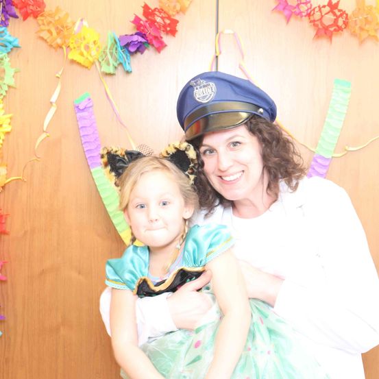 Bild enthält, Face, Person, Photography, Portrait, People, Hat, Costume, Flower Arrangement, Adult, Woman