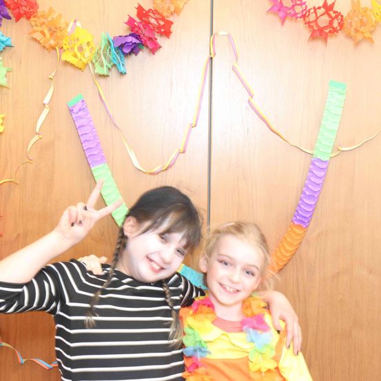 Bild enthält, Flower, Flower Arrangement, Face, Person, Photography, Portrait, Accessories, Child, Female, Girl