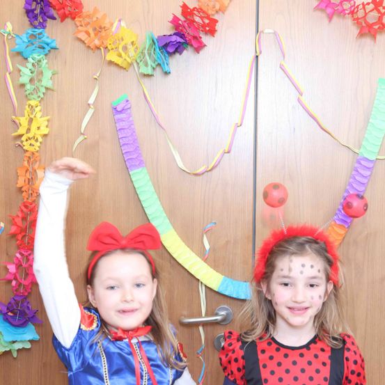 Bild enthält, Face, Person, Photography, Portrait, Hat, People, Interior Design, Child, Female, Girl