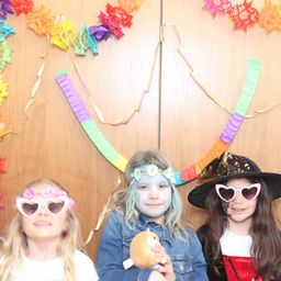 Bild enthält, Accessories, Sunglasses, Hat, Person, Photography, Portrait, Glasses, People, Costume, Child