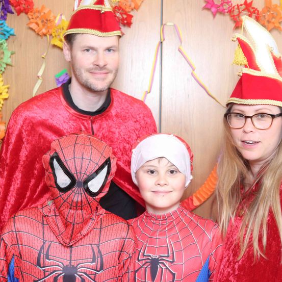 Bild enthält, Costume, Person, People, Photography, Portrait, Hat, Adult, Female, Woman, Glasses