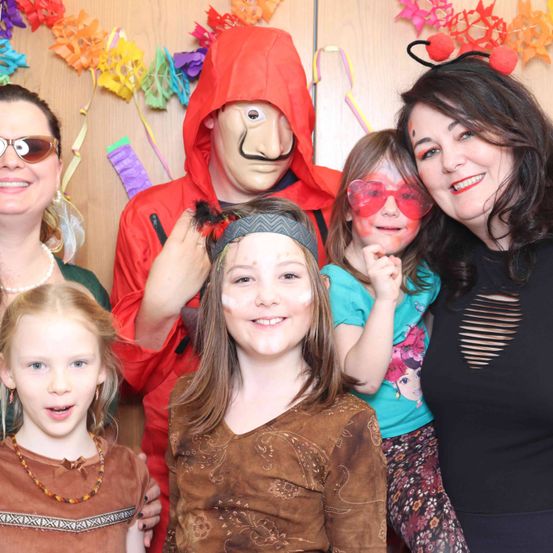 Bild enthält, People, Person, Sunglasses, Adult, Female, Woman, Child, Girl, Baby, Face