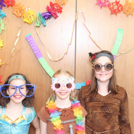 Bild enthält, Accessories, Glasses, Person, Photography, Portrait, Sunglasses, Flower Arrangement, People, Child, Female