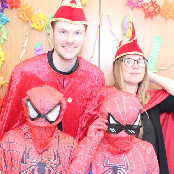 Bild enthält, Costume, Person, Hat, Portrait, People, Adult, Female, Woman, Glasses, Man