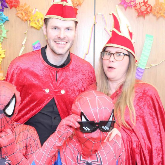 Bild enthält, Costume, Person, People, Photography, Portrait, Glasses, Hat, Adult, Male, Man