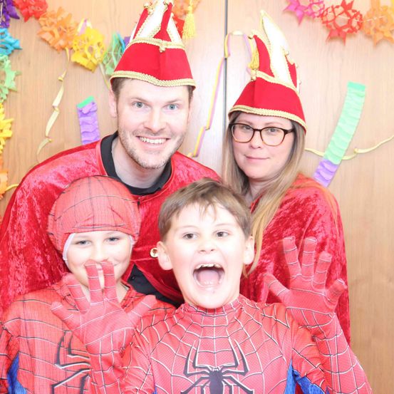 Bild enthält, Face, Head, Person, Photography, Portrait, People, Hat, Costume, Baby, Glasses