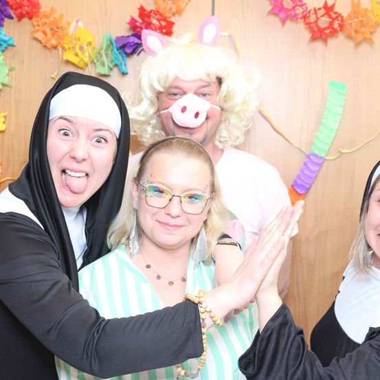 Bild enthält, People, Person, Adult, Female, Woman, Face, Head, Photography, Portrait, Glasses