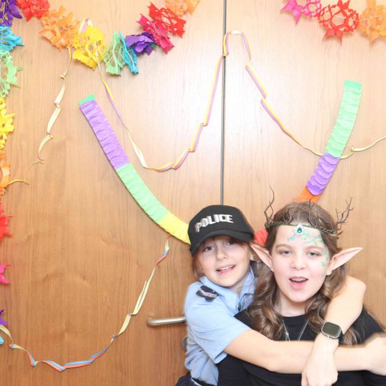 Bild enthält, Hat, Person, Photography, Portrait, Cap, Baseball Cap, Child, Female, Girl, People