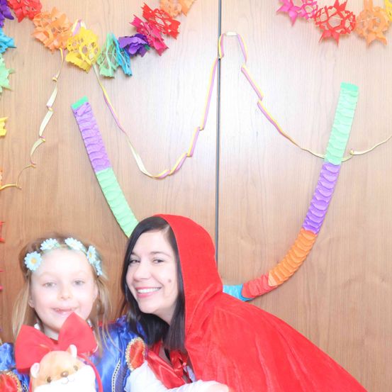 Bild enthält, Person, Photography, Portrait, People, Flower, Flower Arrangement, Costume, Accessories, Adult, Woman