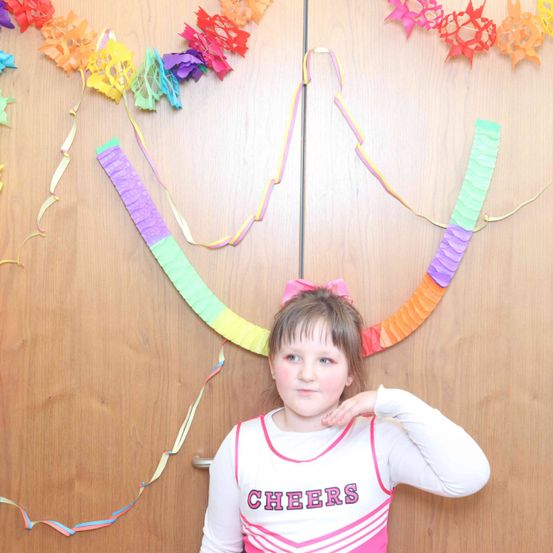 Bild enthält, Person, Photography, Portrait, Flower, Flower Arrangement, Accessories, Necklace, Child, Female, Girl