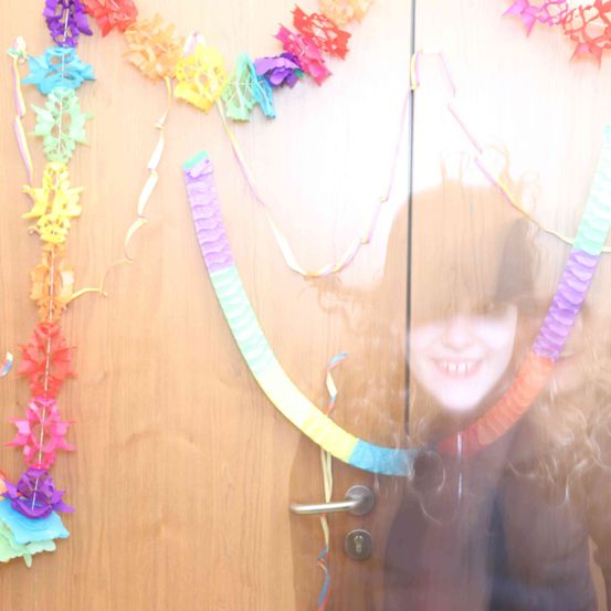 Bild enthält, Paper, Face, Head, Photography, Portrait, Flower, Flower Arrangement, Accessories, Hat, Necklace