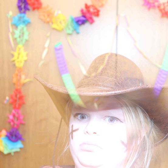 Bild enthält, Clothing, Hat, Face, Head, Person, Cowboy Hat, Sun Hat