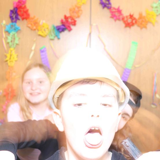 Bild enthält, Hat, Face, Head, Person, Photography, Portrait, Hardhat, Helmet, Baby, People