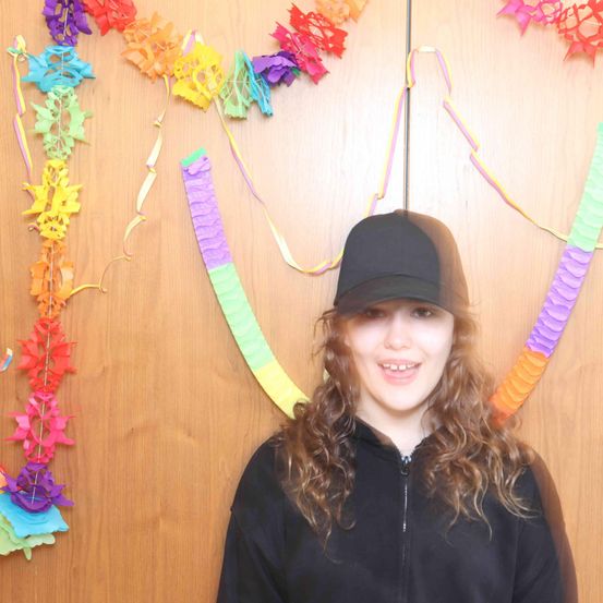 Bild enthält, Hat, Person, Photography, Portrait, Cap, Interior Design, Paper, People, Art, Flower Arrangement