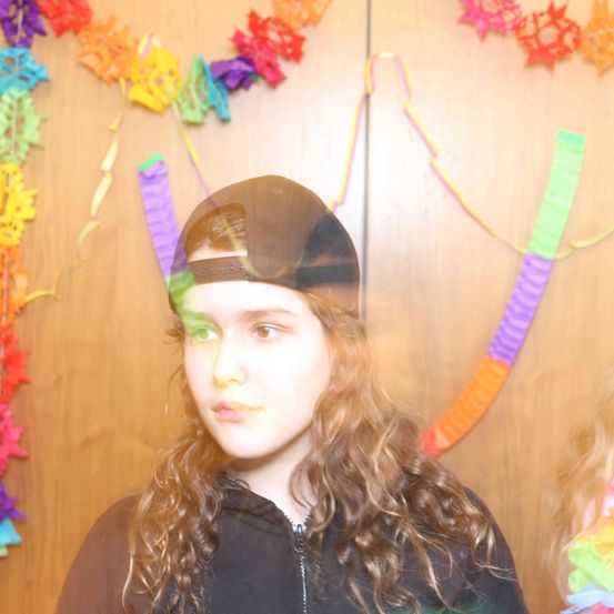 Bild enthält, Hat, Face, Person, Photography, Portrait, Cap, Child, Female, Girl, Flower Arrangement