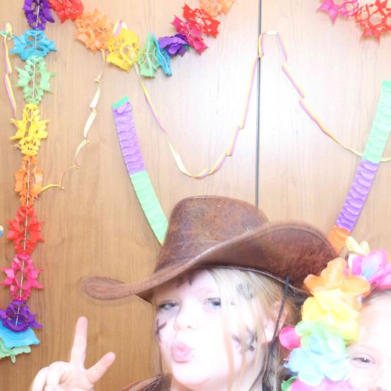 Bild enthält, Clothing, Hat, Flower, Flower Arrangement, Plant, Face, Person, Accessories, Photography, Portrait