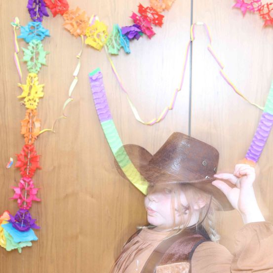 Bild enthält, Hat, Paper, Art, Child, Female, Girl, Person, Face, Handicraft, People