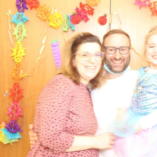 Bild enthält, Person, Photography, Portrait, Glasses, People, Adult, Female, Woman, Blouse, Necklace